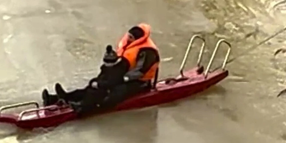 В Елгаве спасатели сняли со льда Лиелупе двоих детей.