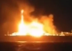 VIDEO. Pēc iespējamā dronu uzbrukuma Vidusjūrā deg Krievijas "ēnu flotes" tankkuģis "Arctic Metagaz"