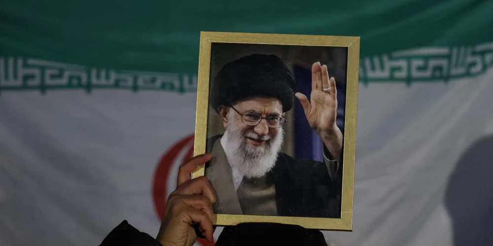 Ilggadējais Irānas līderis Ali Hameneji tika nonāvēts jau uzbrukumu pirmajā dienā.