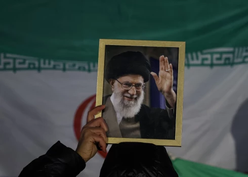 Ilggadējais Irānas līderis Ali Hameneji tika nonāvēts jau uzbrukumu pirmajā dienā.