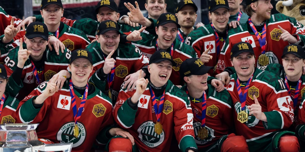 "Frolunda" spēlētāji līksmo pēc uzvaras finālā (foto: Vidapress / Rex Features)