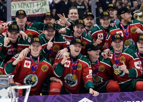 "Frolunda" spēlētāji līksmo pēc uzvaras finālā (foto: Vidapress / Rex Features)