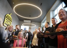 Palīdzot rehabilitācijas centram “Poga”, kulinārijas blogeris Pipars prezentē "labdarības burgeru". FOTO, VIDEO