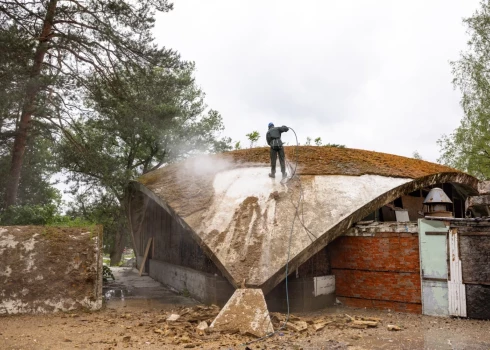 Идут работы по очищению крыши Sēnīte.