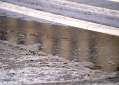 Braukšana apgrūtināta vairākos reģionos; lielo ceļu kaisīšanā iesaistītas gandrīz 100 ziemas tehnikas vienības