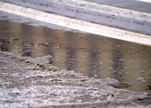 Trešdienas rītā lielo ceļu kaisīšanā iesaistītas 96 ziemas tehnikas vienības.