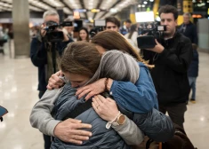 Asaras un apskāvieni: pirmie evakuētie Eiropas pilsoņi no Tuvajiem Austrumiem atgriežas mājās. FOTO
