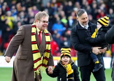 ФОТО: Элтон Джон опубликовал семейный портрет - редкая возможность увидеть, как выросли его сыновья