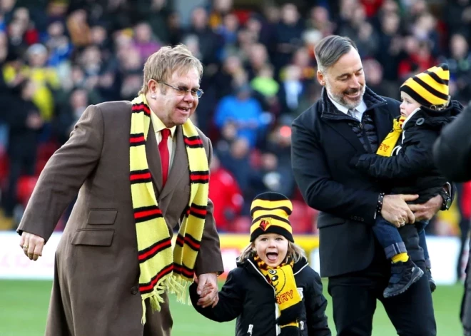 ФОТО: Элтон Джон опубликовал семейный портрет - редкая возможность увидеть, как выросли его сыновья