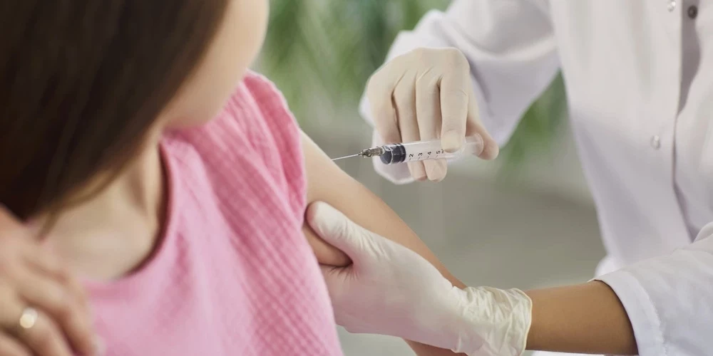 Valsts apmaksāta vakcinācija pret vēzi izraisošo vīrusu kļuvusi pieejama plašākam iedzīvotāju lokam.