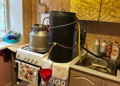 Valmierā pieķer nelegālo alkoholu ražotājus — kratīšanā izņem simtiem litrus brāgas un destilācijas aparātu