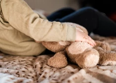 Kurzemē tiesa vīrietim piespriež 16 gadus cietumā par seksuālu vardarbību pret māsas mazgadīgo meitu