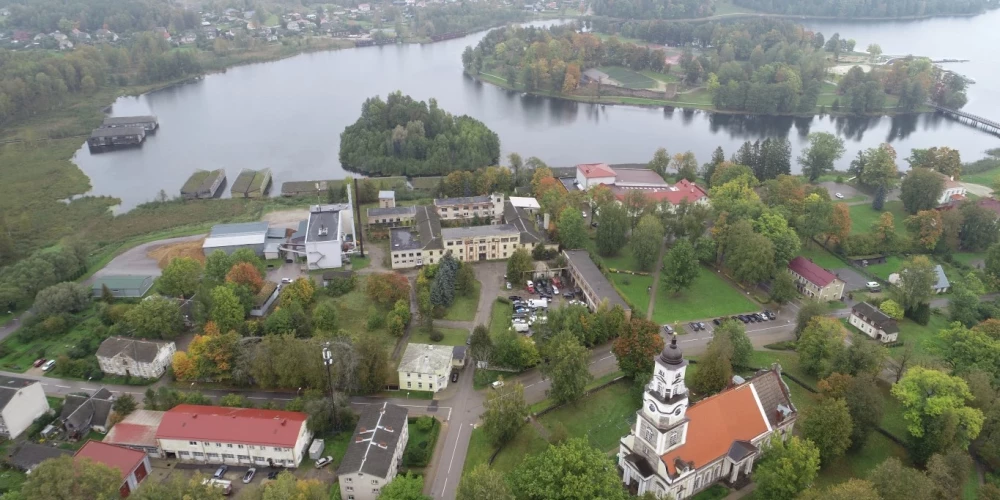 Alūksnes novada pagastu pārvaldes paziņojušas par šogad plānotajiem lielākajiem būvdarbiem un remontiem: remontēs gan ceļus, gan izveidos afišu stabus.