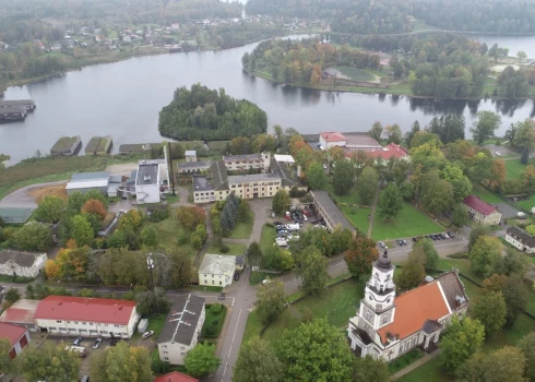 Alūksnes novada pagastu pārvaldes paziņojušas par šogad plānotajiem lielākajiem būvdarbiem un remontiem: remontēs gan ceļus, gan izveidos afišu stabus.