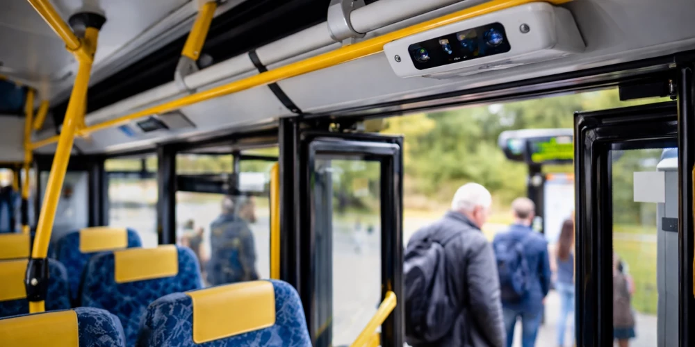 В каждый региональный автобус Латвии хотят поставить камеры подсчета пассажиров.
