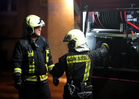 Liepājā naktī nodedzināti divi auto.