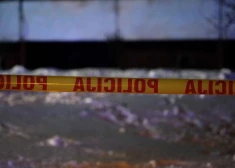 Rīgā no 4. stāva balkona izmesta pensionāre; aizdomās tur dēlu