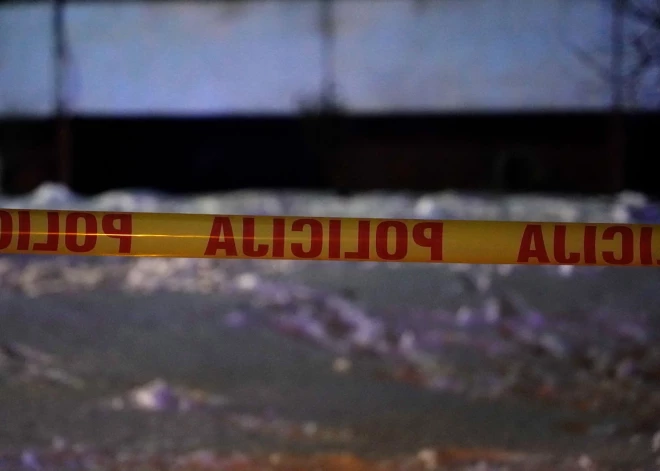 Rīgā dēls savu māti izmet no ceturtā stāva