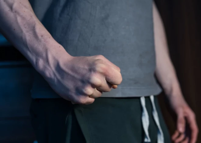 Шокирующее убийство в Риге: мужчина сбросил с балкона 4-го этажа собственную мать