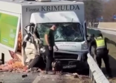 Siguldas novadā uz Vidzemes šosejas sadūrušies kravas auto un mikroautobuss