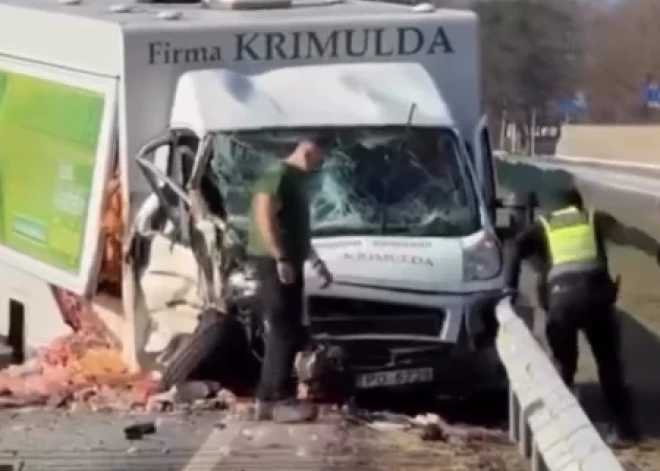 Siguldas novadā uz Vidzemes šosejas sadūrušies kravas auto un mikroautobuss