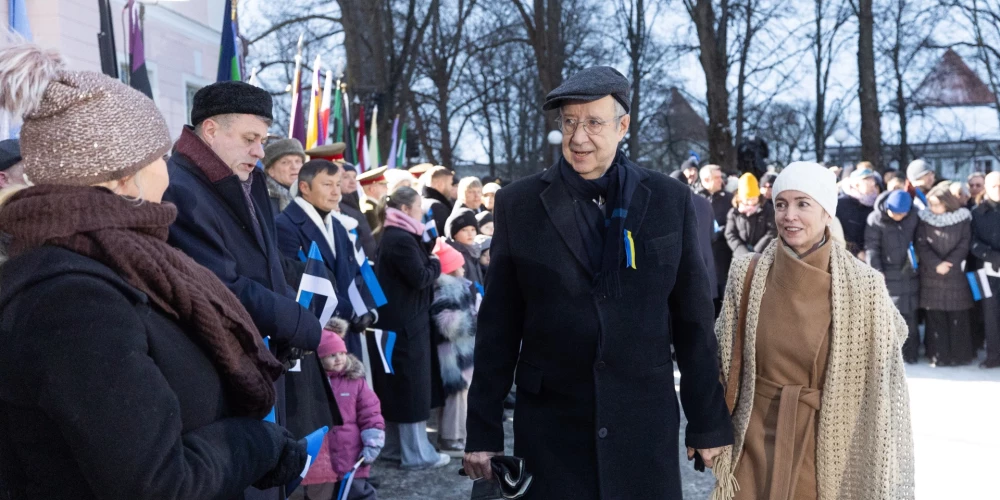 Tomass Hendriks Ilvess sadevies rokās ar draudzeni Alīsiju Skarimbasu Igaunijas valsts svētku dienā aizvadītajā nedēļā.