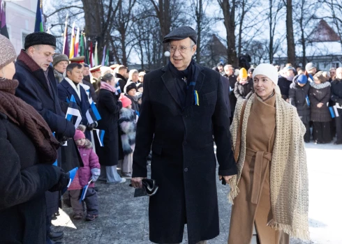 Tomass Hendriks Ilvess sadevies rokās ar draudzeni Alīsiju Skarimbasu Igaunijas valsts svētku dienā aizvadītajā nedēļā.
