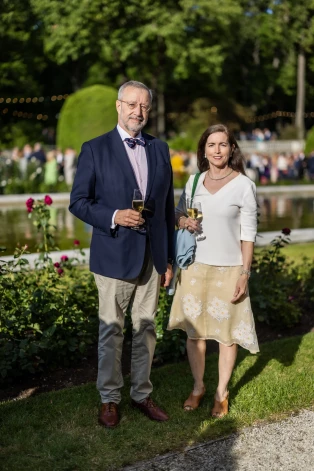 Tomass Hendriks Ilvess un Alīsija Skarimbasa pirmo reizi publiski iemūžināti kopā svinīgajā pieņemšanā Kadriorgas parka rožu dārzā 2025. gada vasarā.