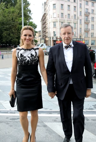 Kad Tomasu Hendriku Ilvesu vienoja attiecības ar latvieti Ievu, viņš bija biežs viesis kafejnīcās, tirdziņos, festivālos un citos publiskos pasākumos Latvijā. Attēlā – ceļā uz toreizējā Valsts prezidenta Egila Levita inaugurācijas ceremoniju 2019. gadā Rīgā.