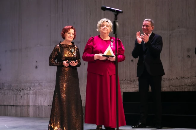 2024. gada 23. novembrī "Spēlmaņu nakts" apbalvošanas ceremonijā balvas "Par mūža ieguldījumu skatuves mākslā" tika pasniegta Dailes teātra aktrisei Ilzei Vazdikai, kas šajā teātrī nostrādājusi 60 garus darba gadus.