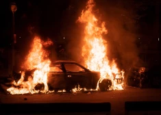 Вероятно, поджог двух автомобилей в Лиепае был осуществлен по заказу: трое человек задержаны