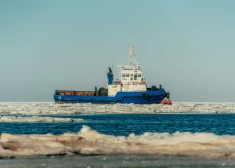 FOTO: ledus Skultes ostā uzsēdina kuģi uz sēkļa; apkalpi evakuē ar helikopteru