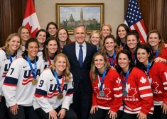 Cilvēki atrod ko ļoti dīvainu bildē, kur ASV un Kanādas hokejistes it kā “tiekas” ar premjeru Kārniju – tā izrādās viltota