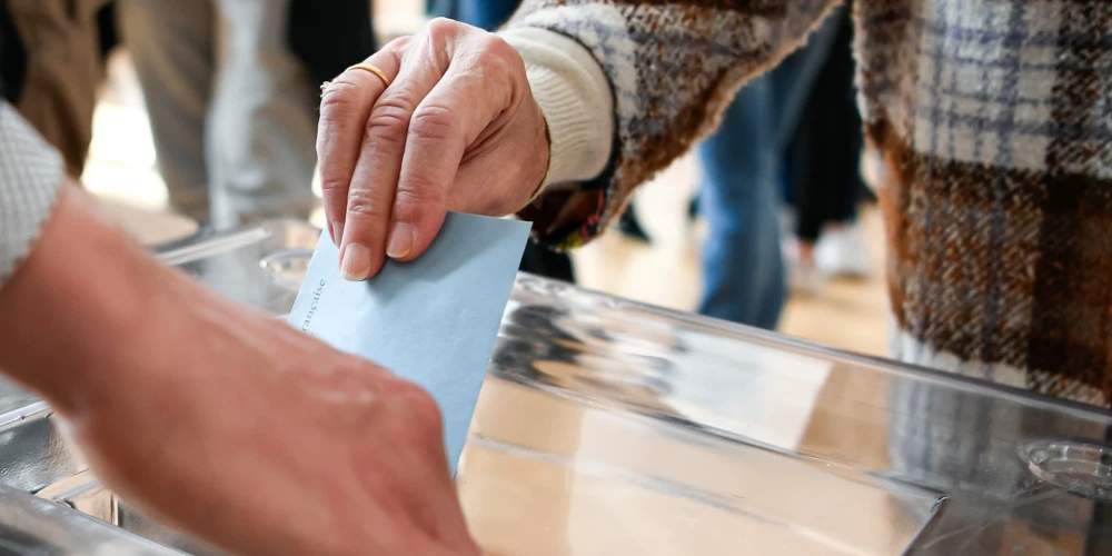 Francijas iestādes gaida ievērojamus informatīvus uzbrukumus tuvākajās dienās. “Redakcijas ir modras, taču neviens nespēj apturēt šo plūsmu – tāpēc lasītājam un vēlētājam pašam jābūt pietiekami modram, lai nekļūtu par krāpšanas upuri,” komentē franču mediji.