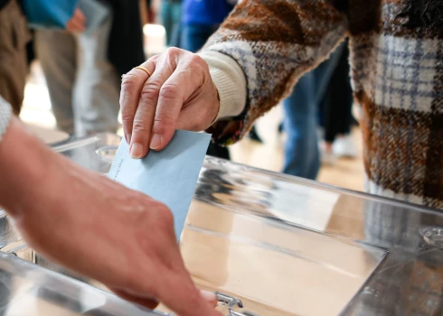 Francijas iestādes gaida ievērojamus informatīvus uzbrukumus tuvākajās dienās. “Redakcijas ir modras, taču neviens nespēj apturēt šo plūsmu – tāpēc lasītājam un vēlētājam pašam jābūt pietiekami modram, lai nekļūtu par krāpšanas upuri,” komentē franču mediji.