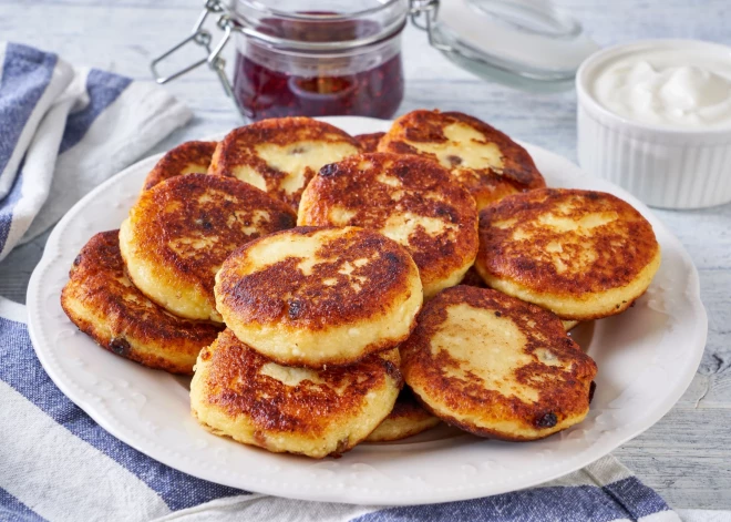 Knifiņi, kā izcept gardus biezpiena plācenīšus