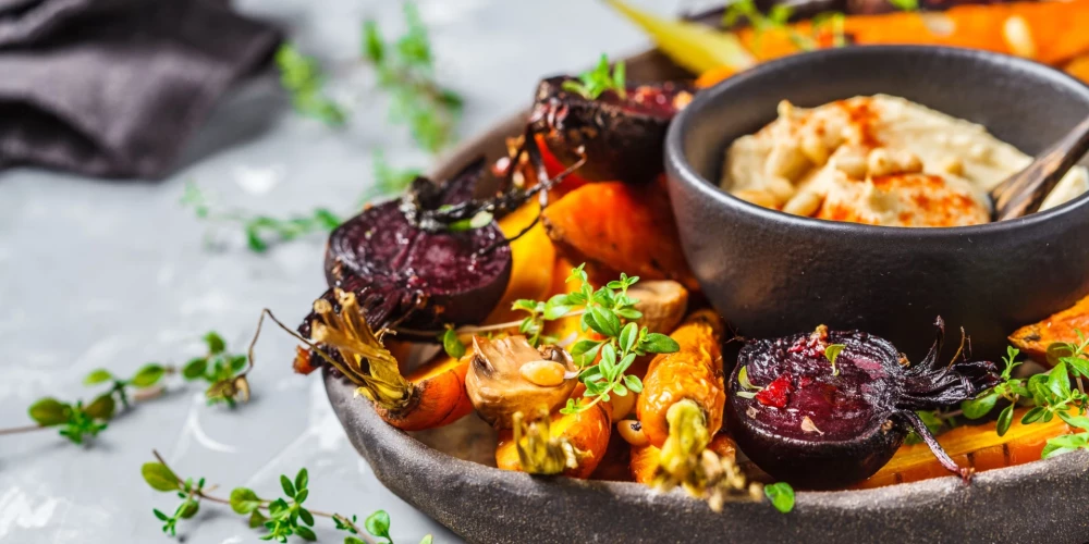 Pagatavo restorāna cienīgu maltīti no krājumos palikušajiem dārzeņiem. 