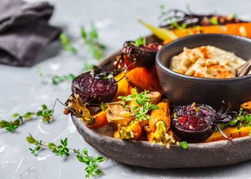 Pagatavo restorāna cienīgu maltīti no krājumos palikušajiem dārzeņiem. 