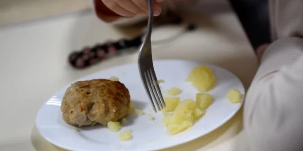 Kā portālam Jauns.lv norādīja sašutušie vecāki, salīdzinot ar iepriekšējo gadu, kad ēdināšanas pakalpojumus skolā nodrošināja SIA "Žaks-2", pašreizējā kvalitāte kļuva "stipri sliktāka".