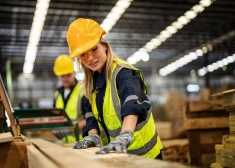 Обнаружено, что в Латвии женщины гораздо более трудолюбивые, чем во многих других странах ЕС