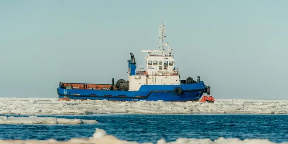 Лоцманское судно село на мель в портовой зоне Скулте в Рижском заливе.