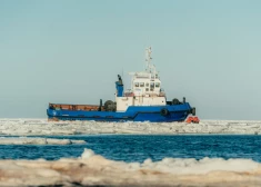 В порту Скулте лоцманское судно выбросило на мель: экипаж спасли вертолетом