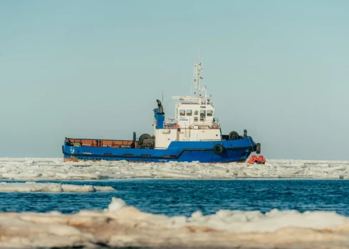 Лоцманское судно село на мель в портовой зоне Скулте в Рижском заливе. 