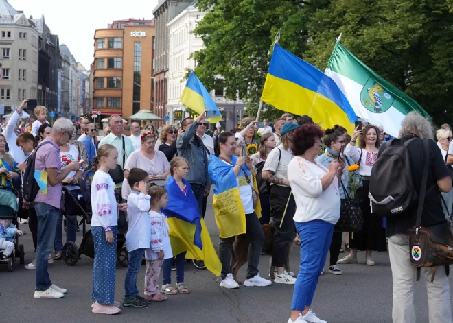 Латвия существенно сократила объем денежной помощи украинским беженцам и лишила их одной льготы