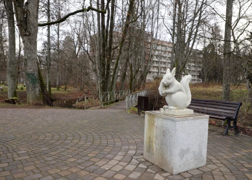Vāveres skulptūra Baldones sanatorijas parkā.