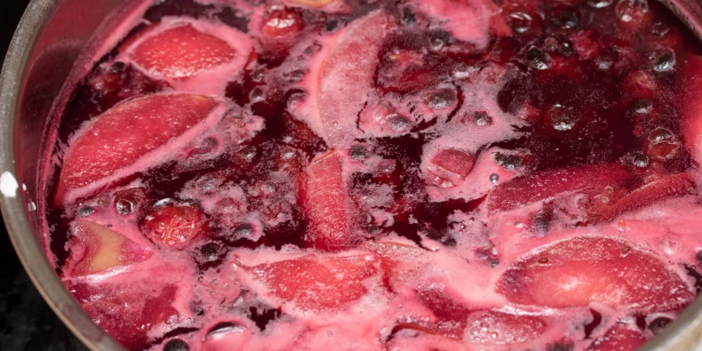 Biezais ķīselis no augļiem un saldētām ogām