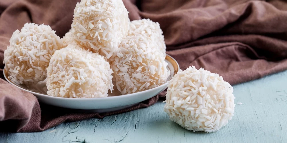 Mājās gatavotas Rafaello konfektes