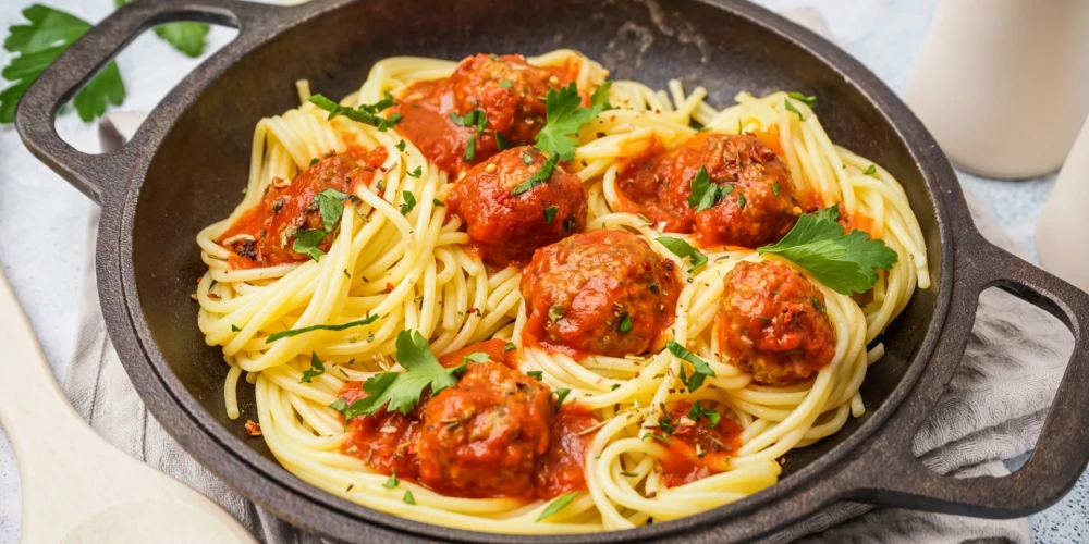 Makaronu ligzdiņas ar frikadelēm - ātri pagatavojama maltīte. 