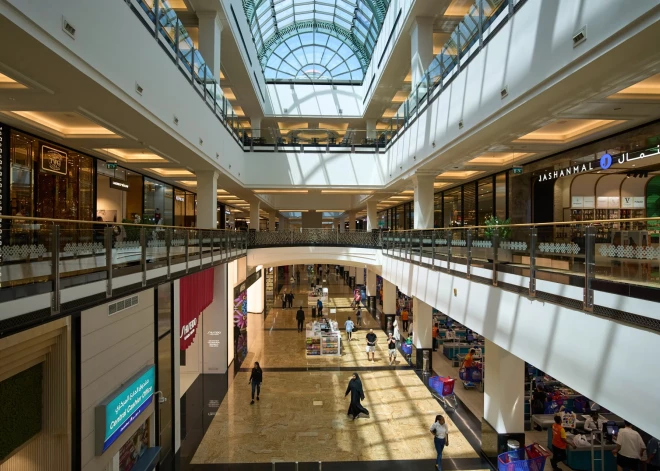 Bez "Gucci" un "Louis Vuitton": Tuvajos Austrumos masveidā slēdz luksusa zīmolu veikalus