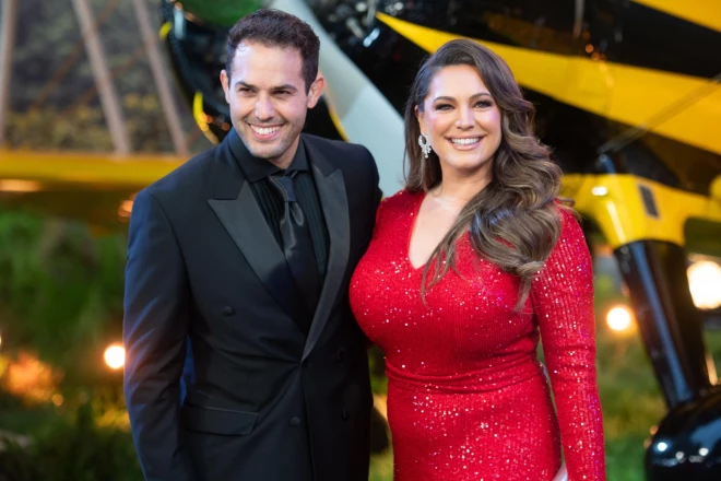 Kellija Brūka ar vīru Džeremiju Parisi filmas “Neiespējamās misijas: Pēdējā atmaksa” pirmizrādes vakarā Londonā 2025. gada 15. maijā.